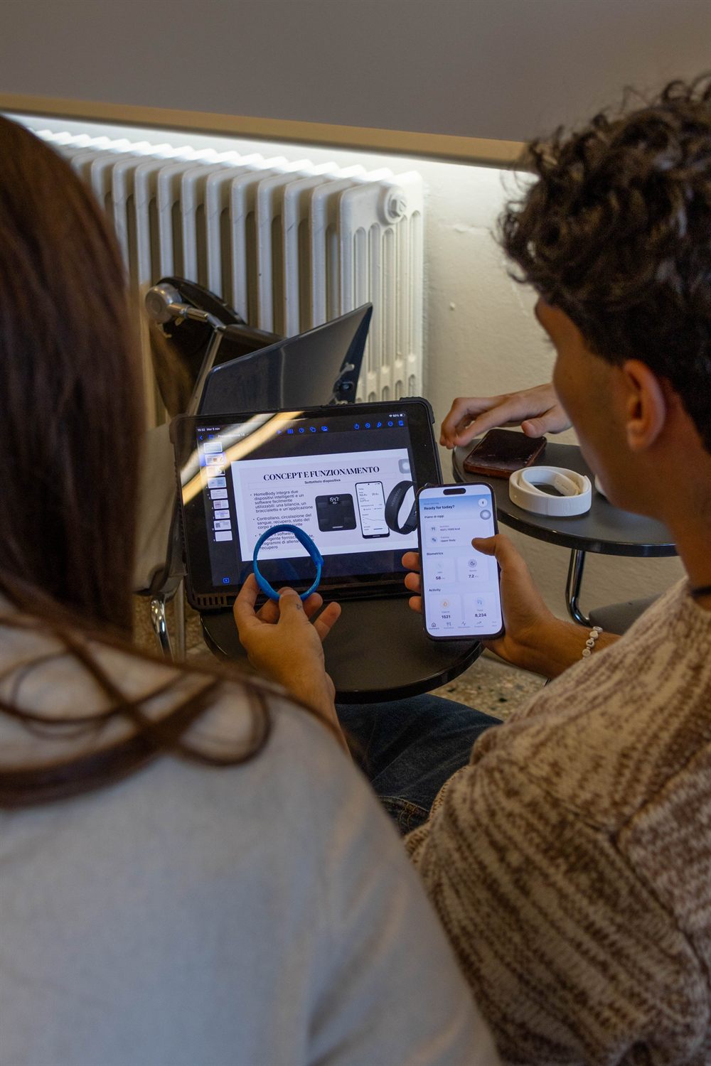 Studenti che presentano un progetto con tablet e smartphone